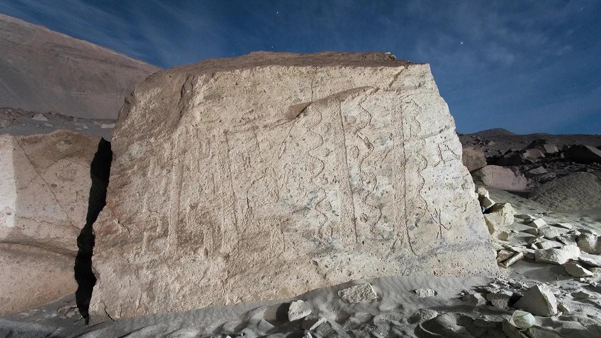 Figuras danzantes rodeadas de &quot;música&quot; aparecen en numerosas rocas de Toro Muerto.