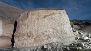 Figuras danzantes rodeadas de música aparecen en numerosas rocas de Toro Muerto.