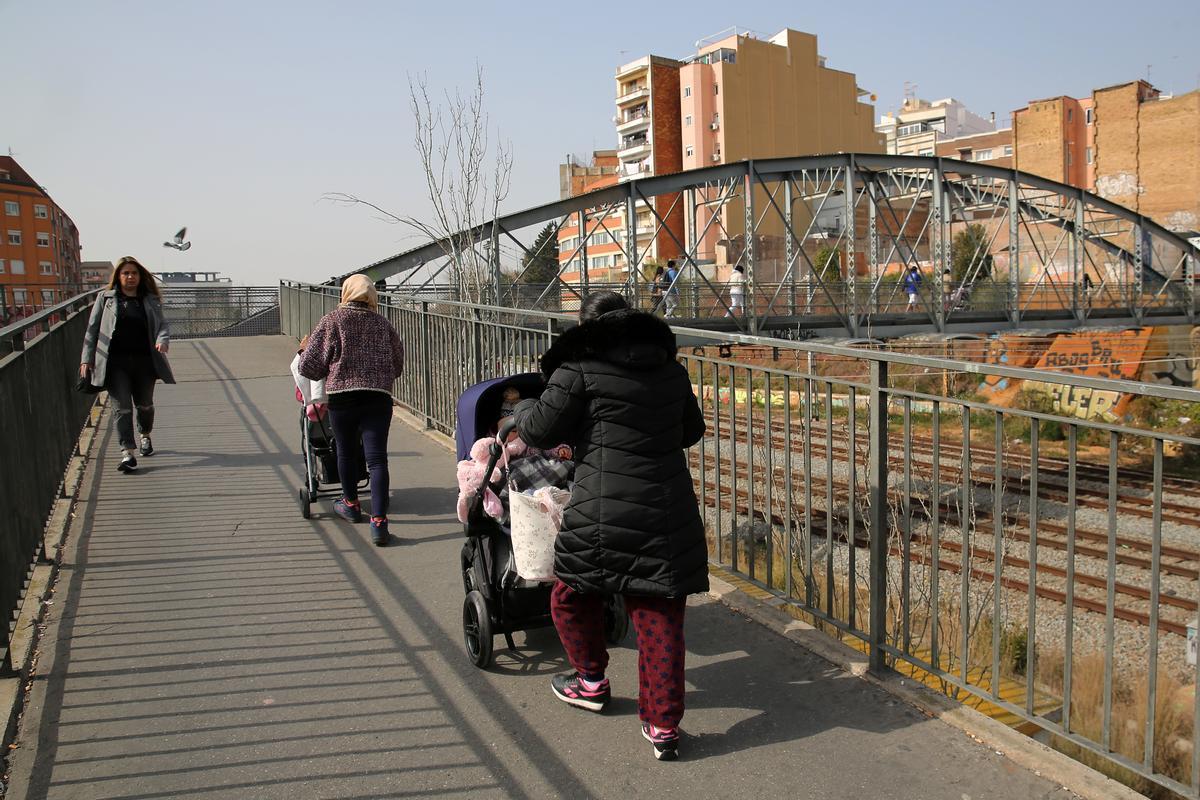 El histórico Pont den Jordà o Pont de la Torrassa de LHospitalet de Llobregat. Estado del puente y la degradación de sus alrededores