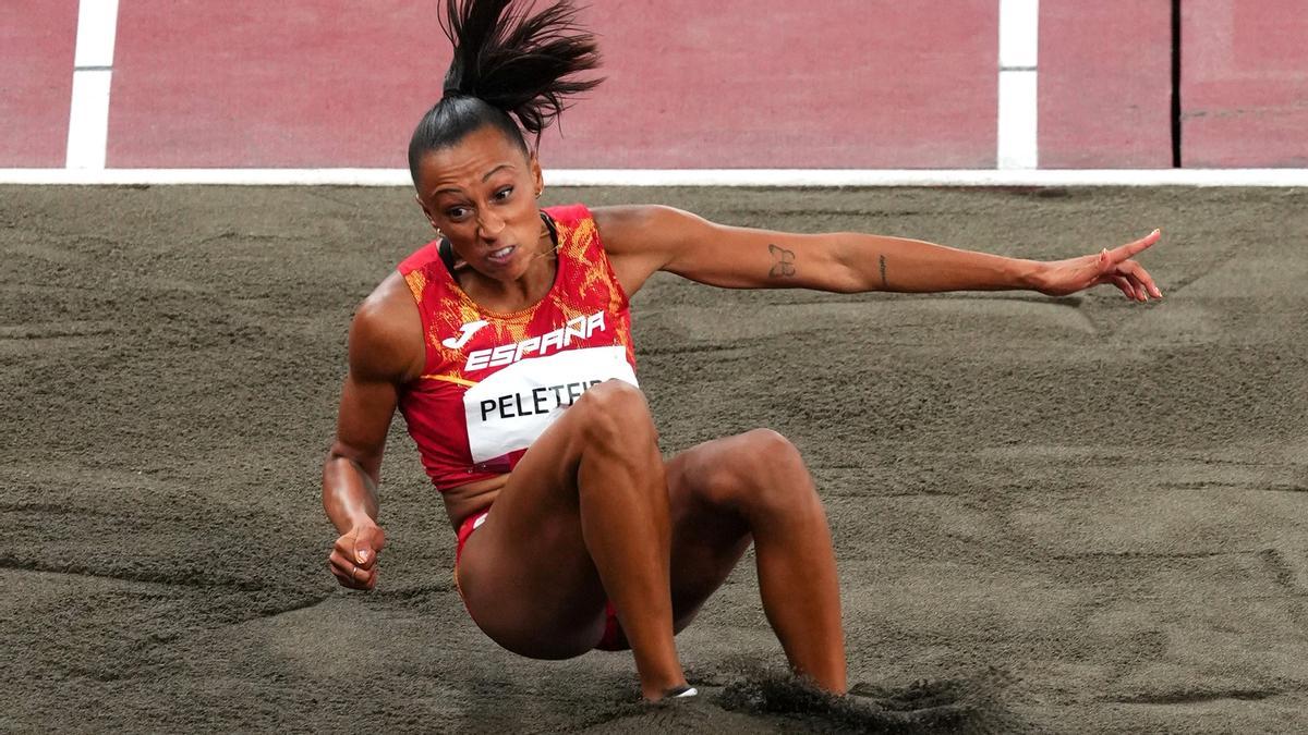 Ana Peleteiro se cuelga la medalla de bronce en triple salto