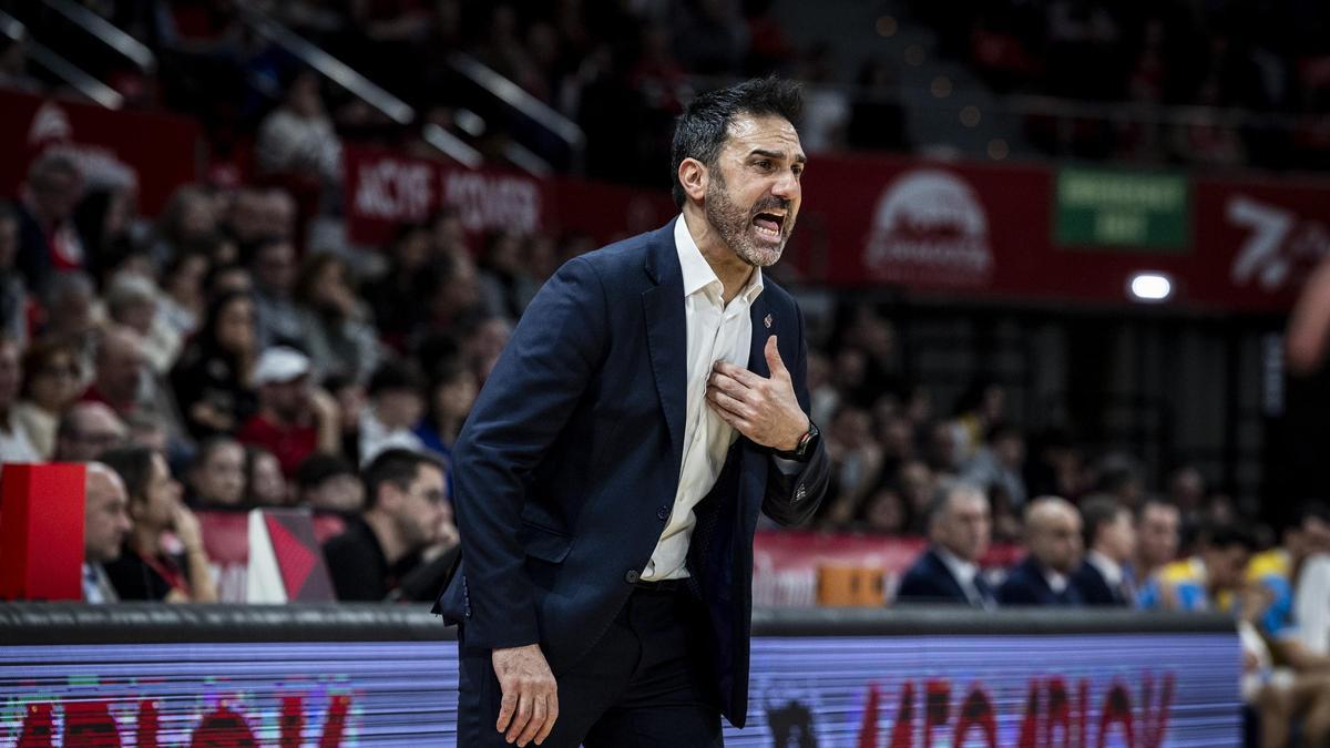 Ramírez, dando instrucciones