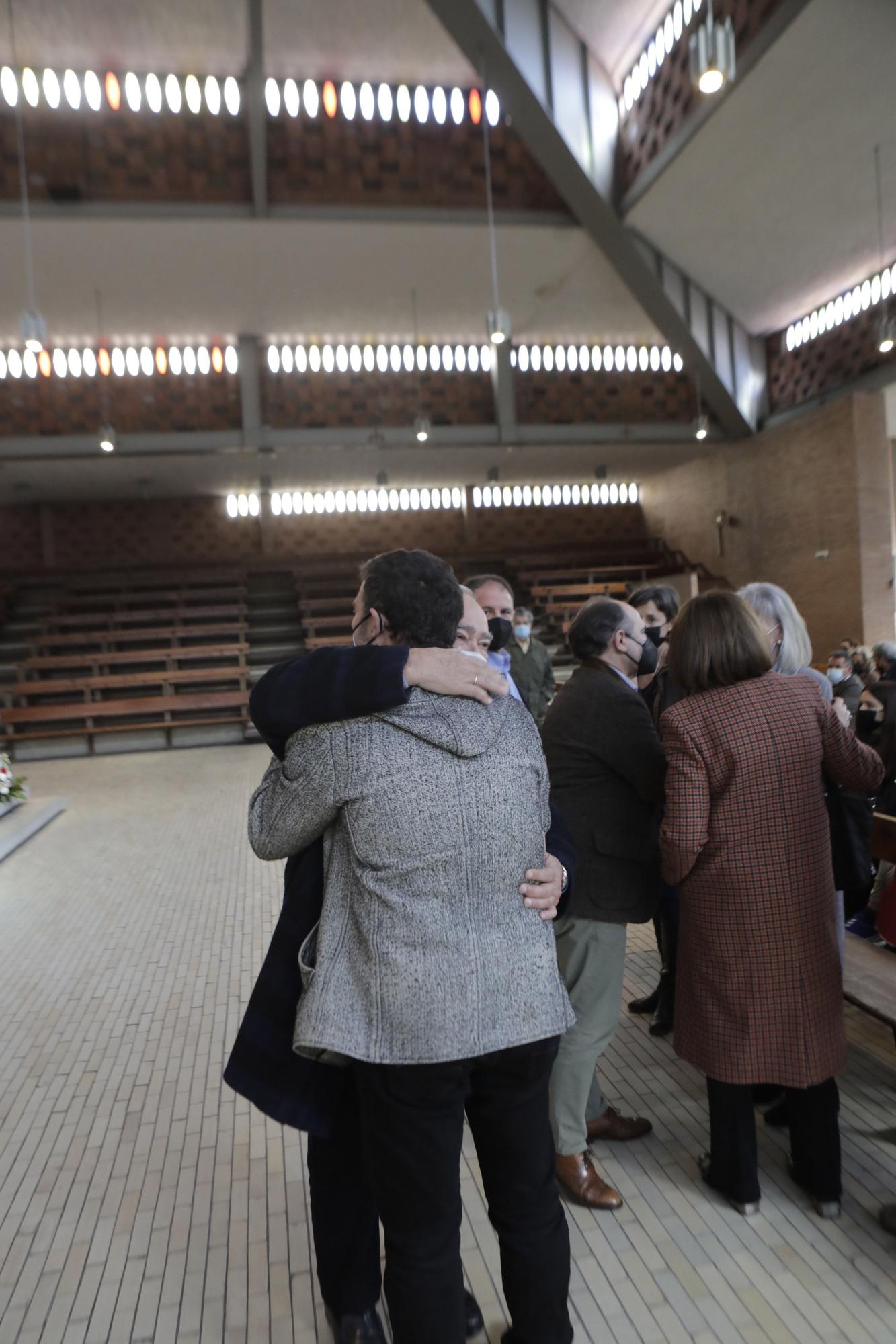 La iglesia de La Argañosa acogió el funeral por el historiador David Ruiz