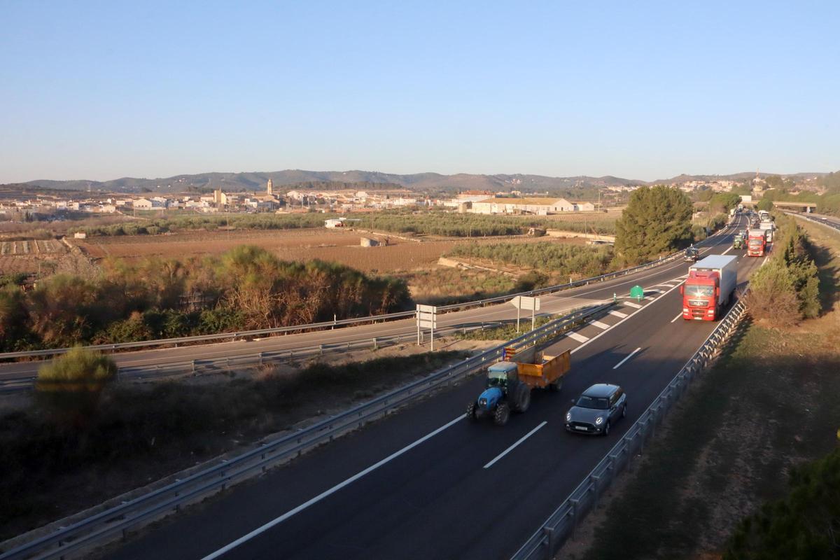 Tractores del Camp de Tarragona salen hacia Barcelona en una marcha lenta por la AP-2