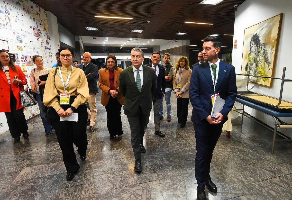 El consejero de Sanidad, Presidencia y Emergencias de la Junta de Andalucía, Antonio Sanz, llega a la inauguración  del 32º Congreso Andaluz de Medicina Familiar y Comunitaria, que se celebra en Torremolinos
