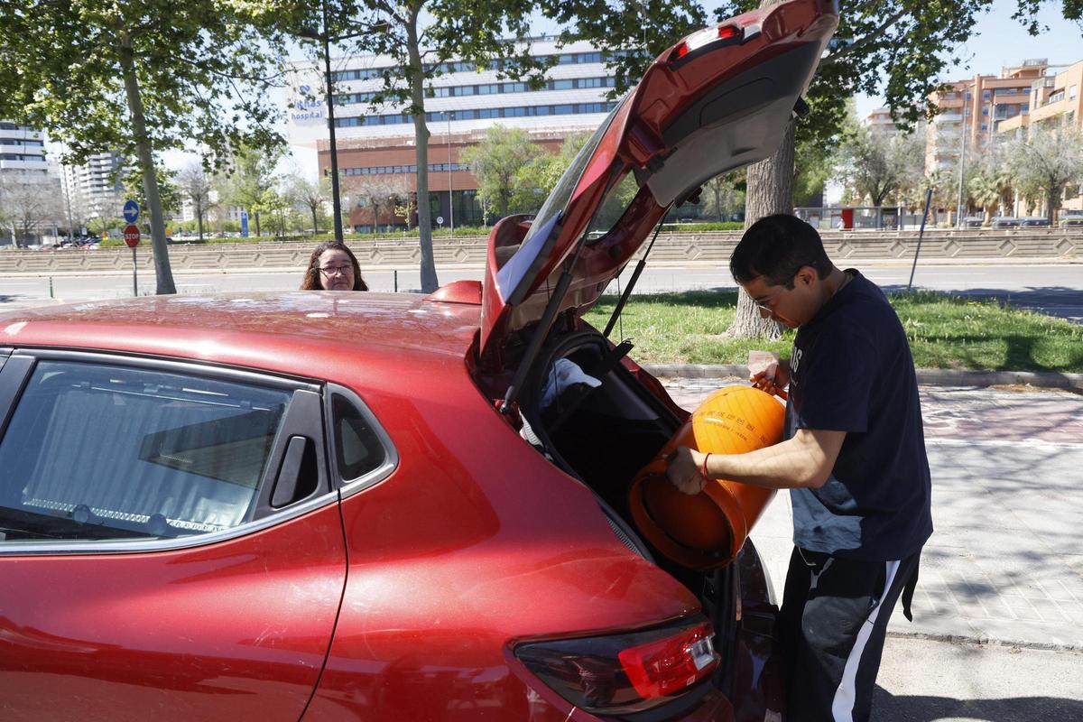 Un joven compra una bombona de butano ante el apagón eléctrico en València.