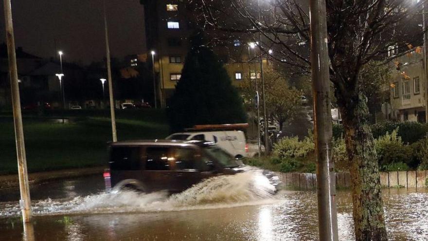 En jornadas de lluvias intensas, las enormes balsas de agua son una constante en la zona de Sar / ANTONIO HERnÁNDEZ