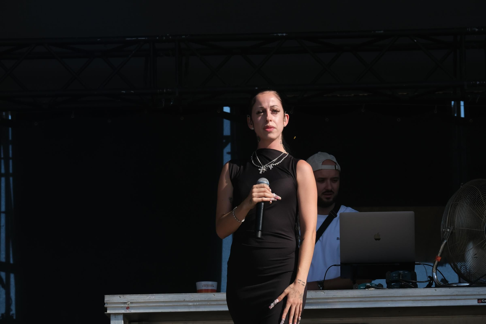 Primer día de conciertos en el Festival Cala Mijas 2023: Juicy Bae y Vera Fauna.