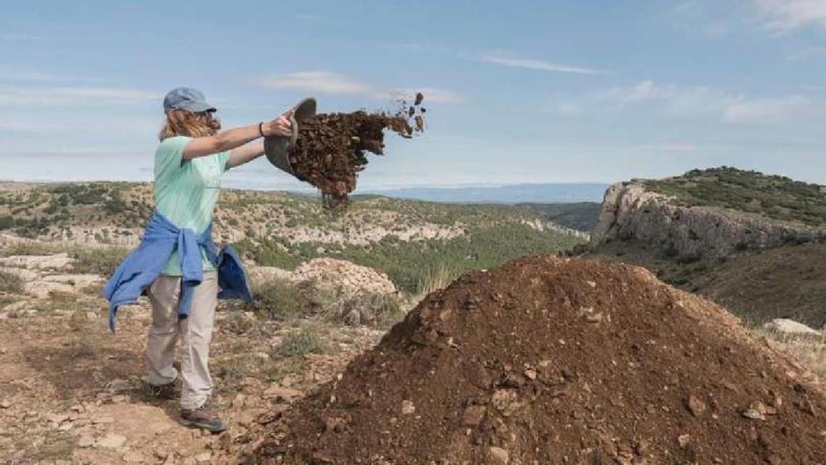 Una arqueóloga, en la excavación de una zona de combates de la Batalla de Levante de la Guerra Civil, en el término de El Toro (Castellón).