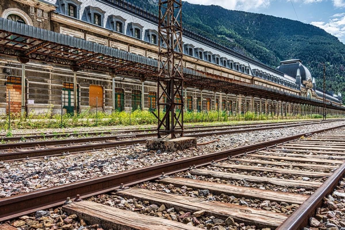 Vías conservadas del exterior del Hotel Canfranc Estación