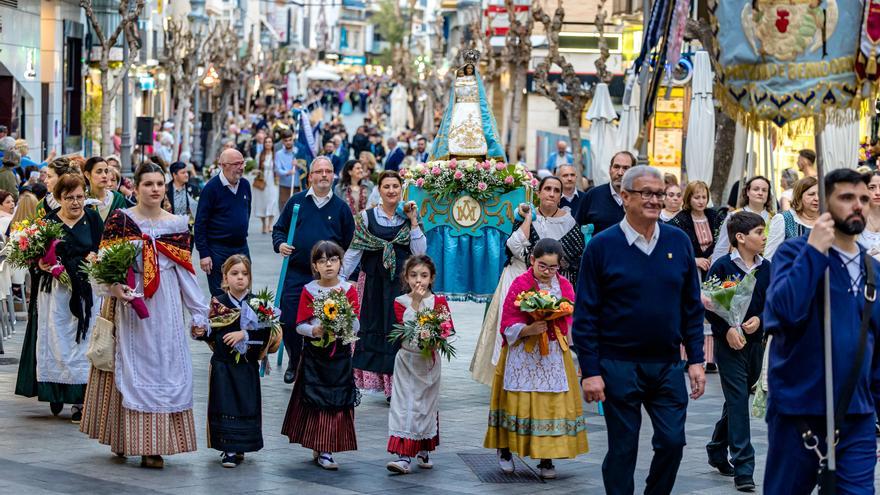 Benidorm se vuelca con la ofrenda de flores a la Mare de Déu del Sofratge