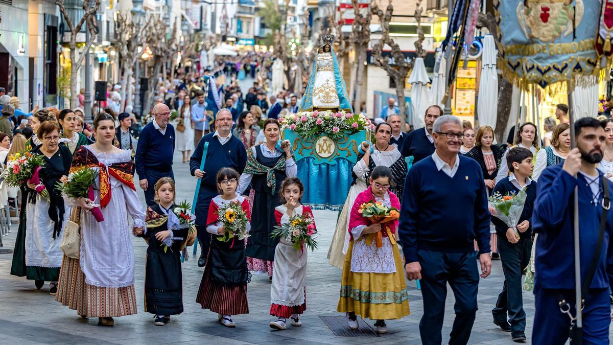 Un momento de la ofrenda floral en Benidorm