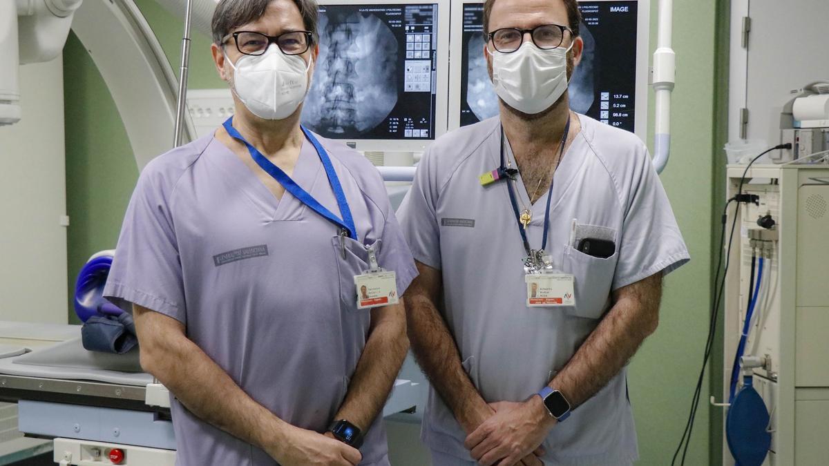 Los dos especialistas seleccionados del hospital la Fe.