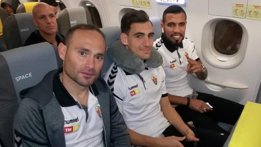 Nino, Dani Calvo y Jonathas, en el avión que los ha trasladado a Barcelona