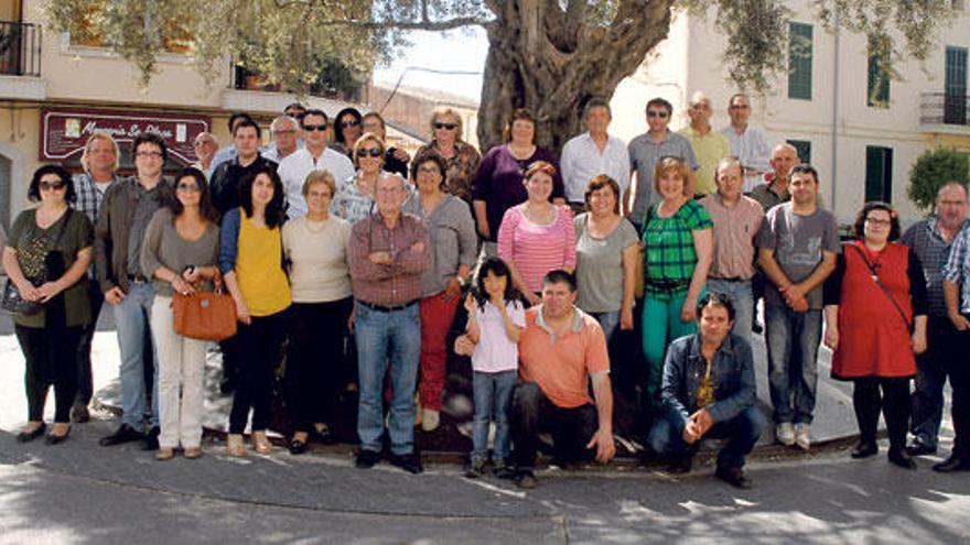 Asistentes al encuentro reunidos bajo el olivo de la plaza de la Vila.