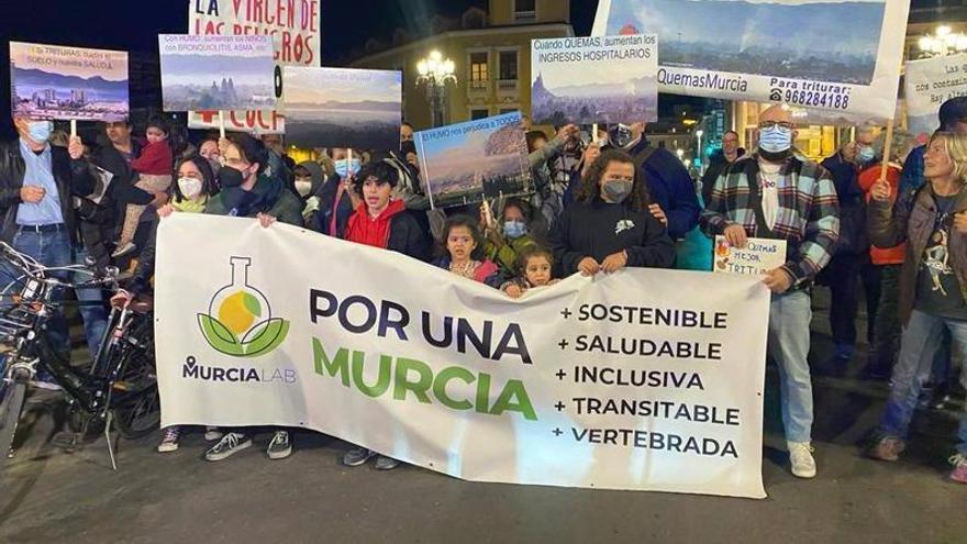 Murcia dice &quot;no&quot; a la contaminación del aire en una protesta en el Puente Viejo