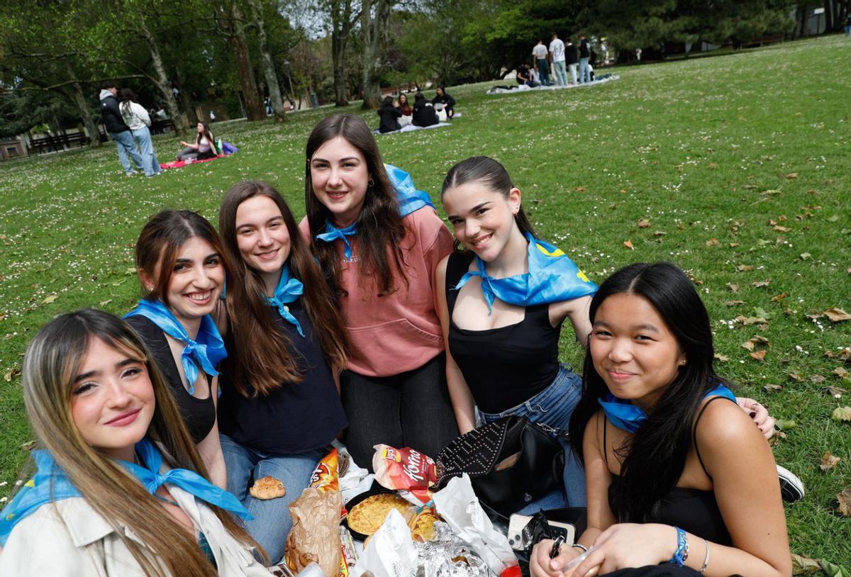 1. Dafne Sánchez, Carla Pérez, Marina López, Lola Largo, Amaia Moreno y Candela Guardiola. 2. Entrada del parque Ferrera. 3. Carlos Granda escancia sidra para sus amigos. 4. Un grupo en la zona verde del Ferrera. 5. Avilesinos, antes de empezar a comer en el céntrico espacio. | MARA VILLAMUZA
