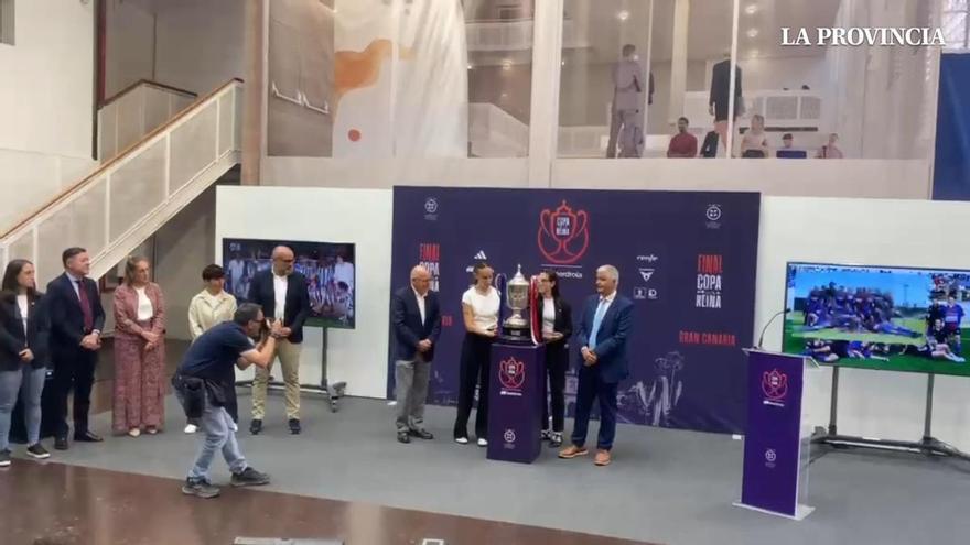 El trofeo de la Copa de la Reina de fútbol ya está en Casa Palacio