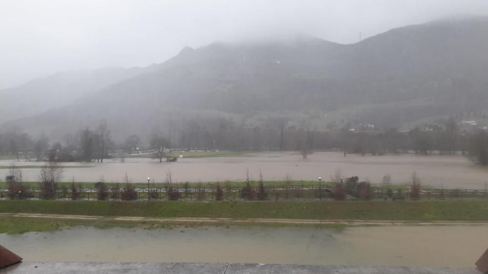 Tiempo en Asturias: Las espectaculares imágenes de las riadas, argayos e incidencias del temporal