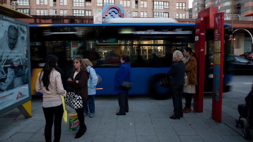 Usuarios del bus urbano en la parada de Las Meanas.