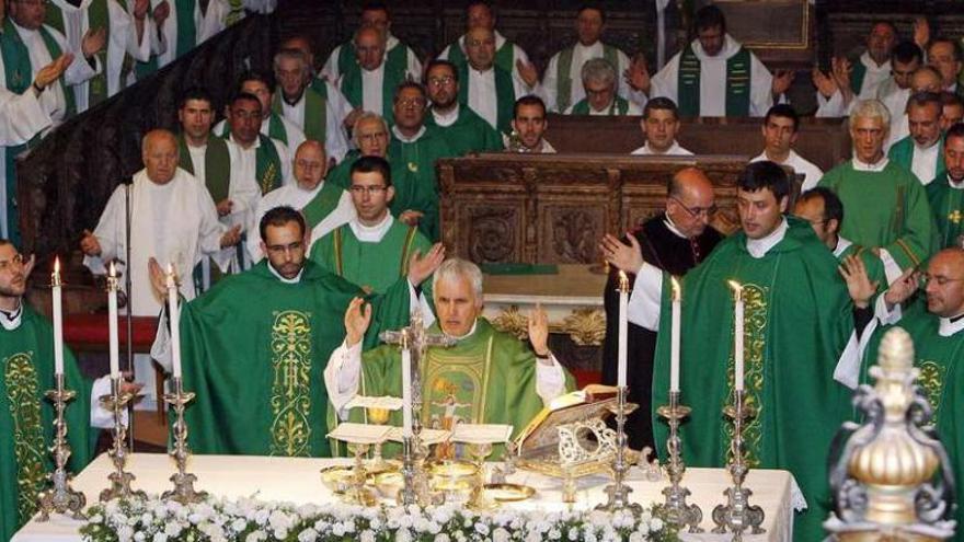 Sacerdotes en una ceremonia para ordenar nuevos párrocos.