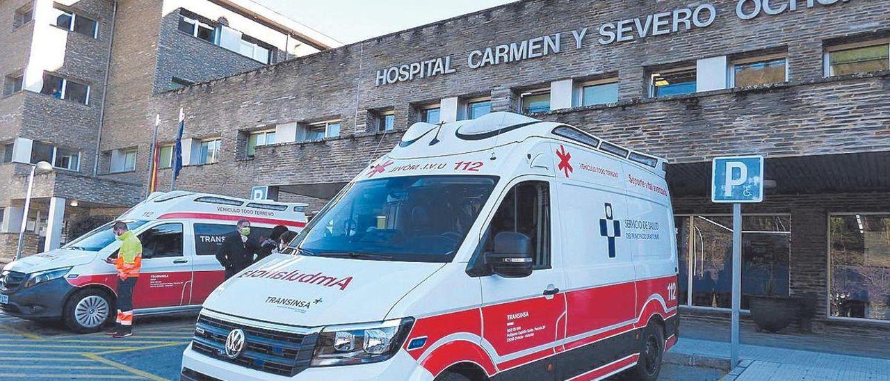 El acceso principal al Hospital  Carmen y Severo Ochoa de Cangas del Narcea.