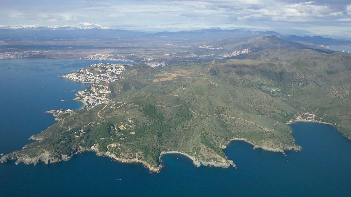 Vista aèria del cap de Creus i la badia de Roses, amb la punta Falconera ben visible a l’extrem esquerre de la imatge.