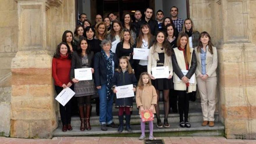 Ganadores, familiares de algunos de ellos y la consejera de Cultura, a las puertas del palacio de Porlier, ayer en Oviedo.