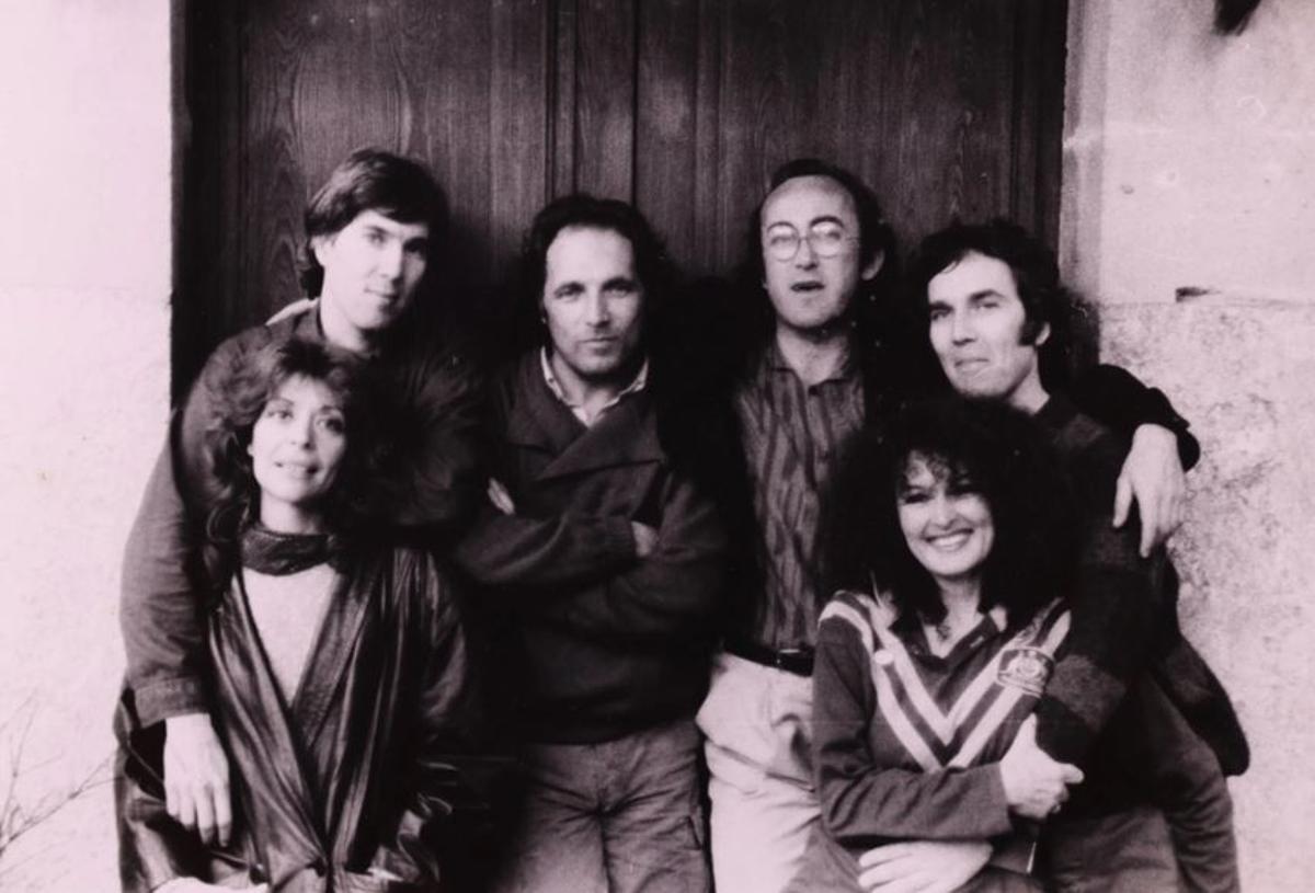 Carmen García-Gutiérrez, a la izquierda, junto a Tomás Graves y el resto de la Pa Amb Oli Band