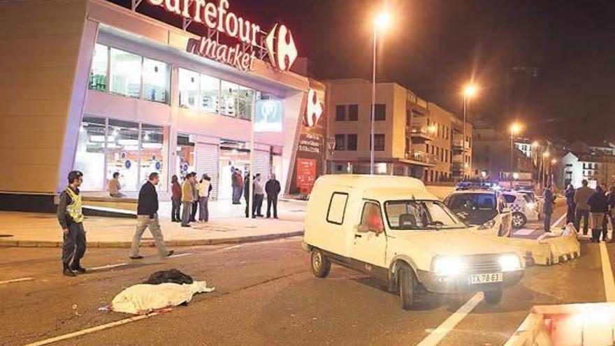 El cuerpo de la fallecida, tapado sobre la calzada, momentos después del accidente.  // Nick