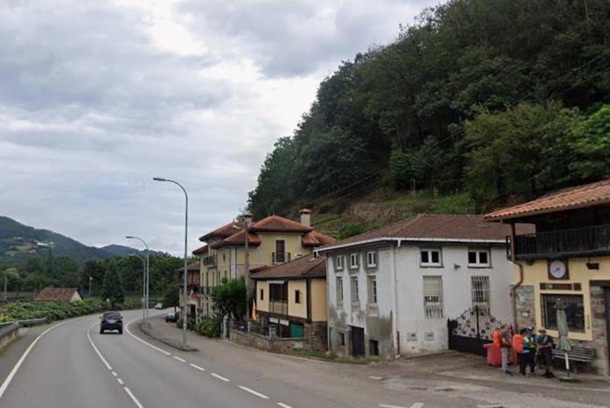 Peregrinos en la localidad Casas de Puente, al pie del Corredor del Narcea.