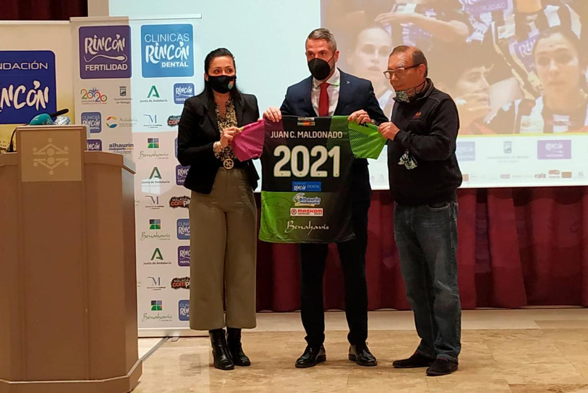 Juan Carlos Maldonado recibe la camiseta del Rincón Fertilidad.