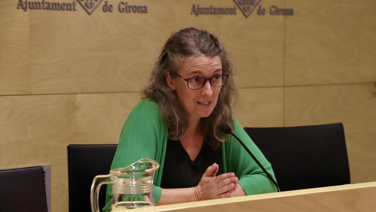 La regidora d’Educació de Girona, Queralt Vila, en una roda de premsa a la sala Miquel Diumé de l’Ajuntament de Girona