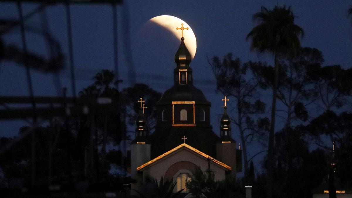 La Luna, durante el eclipse, tras la iglesia ucraniana ortodoxa de Saint Aindrew’s en Los Ángeles.