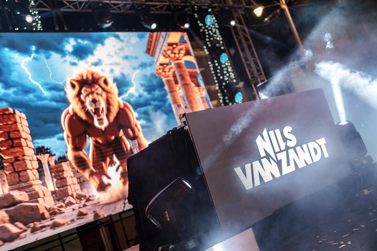 Miles de personas llenaron la plaza de España.