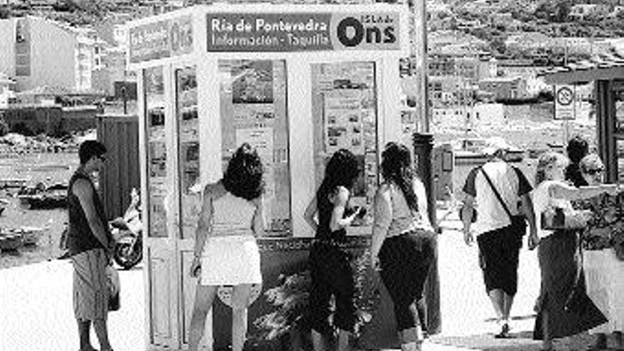 Una de las casetas para la venta de billetes a la isla de Ons. / JUNIOR