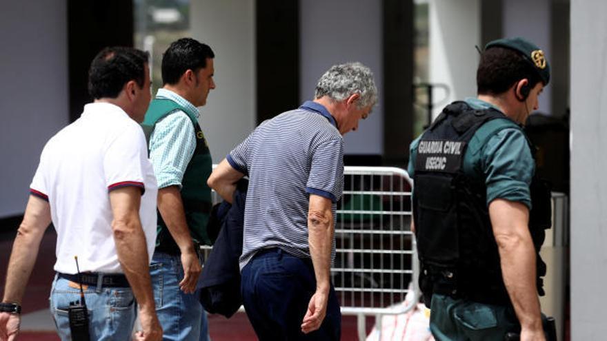 Villar entra la sede de la RFEF escoltado por la Guardia Civil