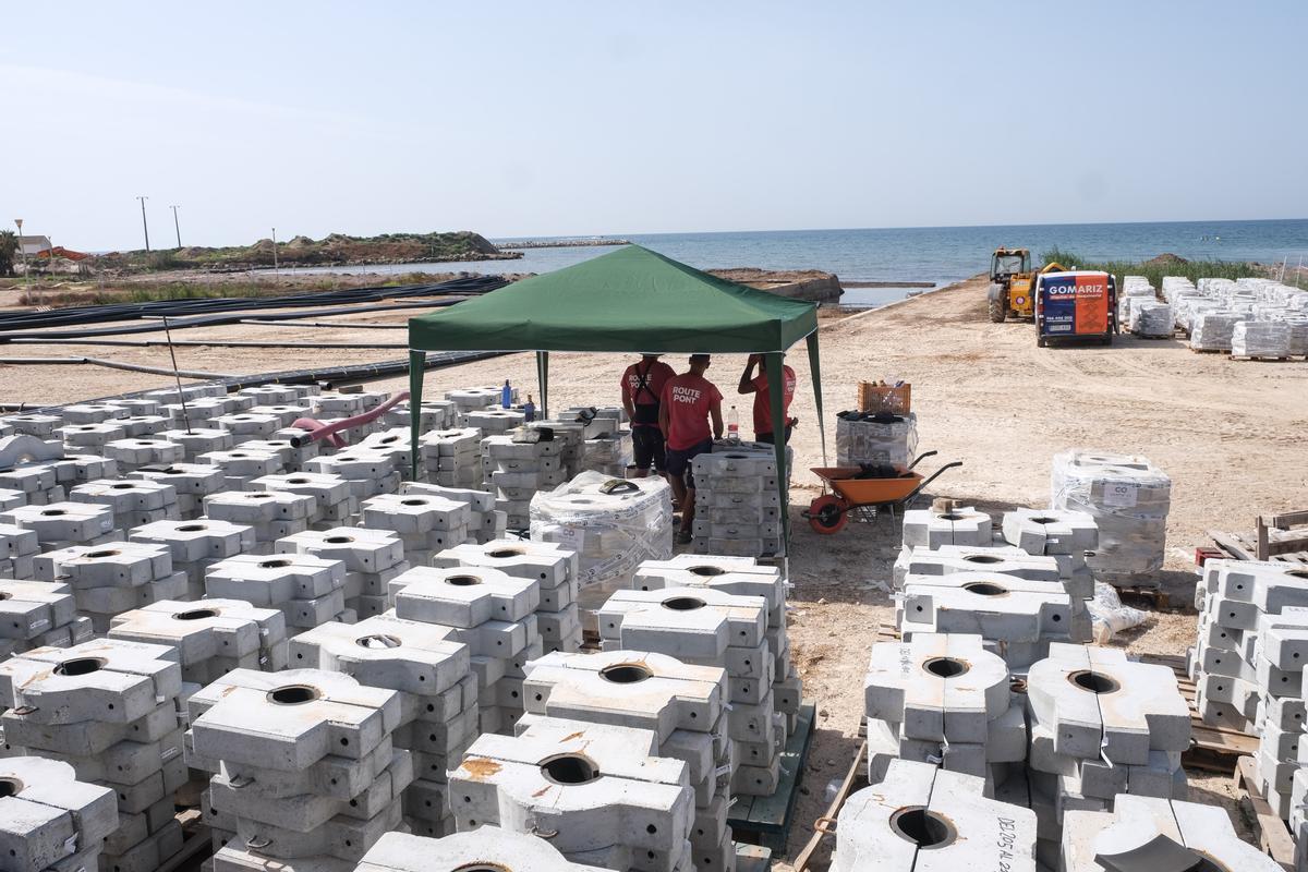 Los pesos de 70 kilos colocados en el lecho marino evitan daños a la posidonia y permiten la conducción