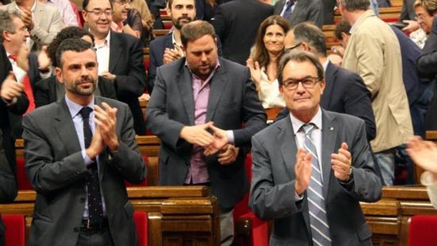 El president Mas i el conseller Vila aplaudeixen l&#039;aprovació.