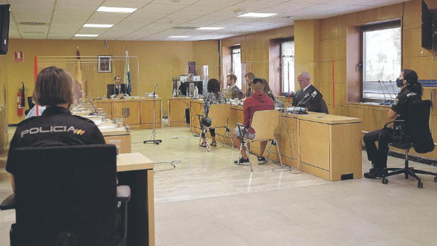 Los acusados durante una de las sesiones del juicio celebrado en la Audiencia Provincial de Santa Cruz de Tenerife.