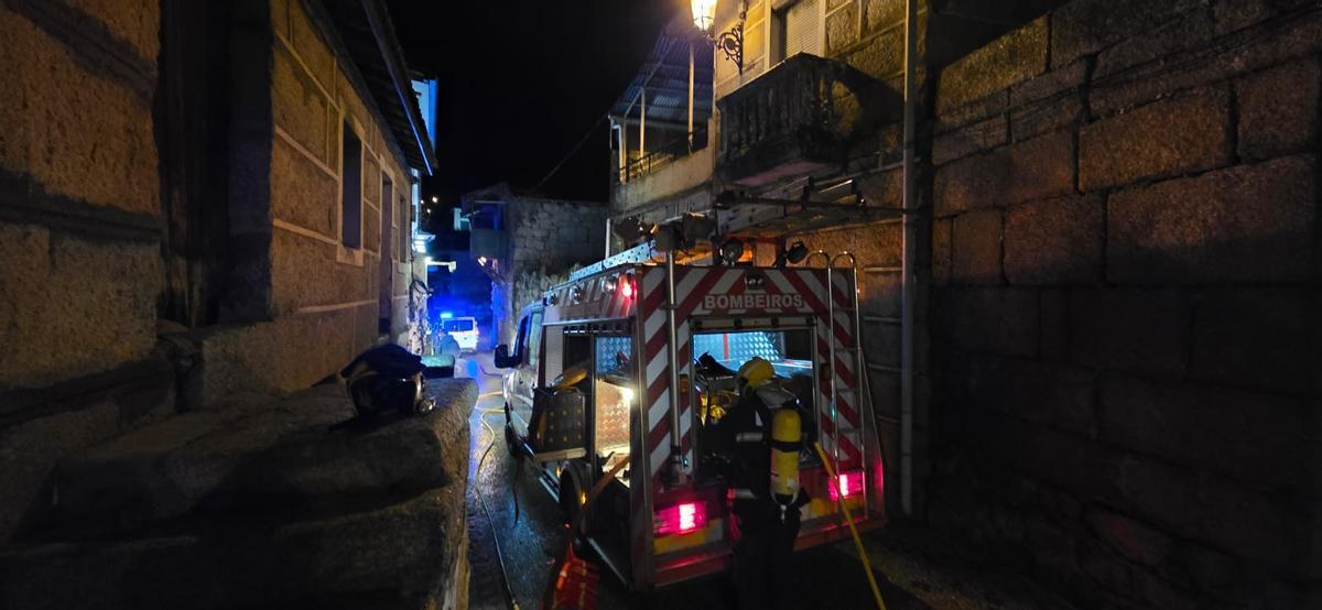 Despliegue de emergencias en el lugar del suceso, junto a la vivienda que ardió.