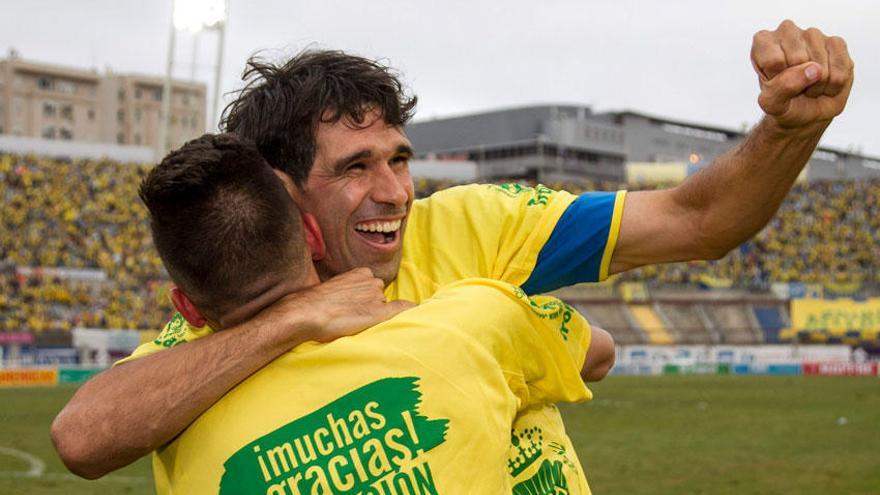 El exdeportivista Valerón celebra con un compañero el ascenso a Primera División de la UD Las Palmas.