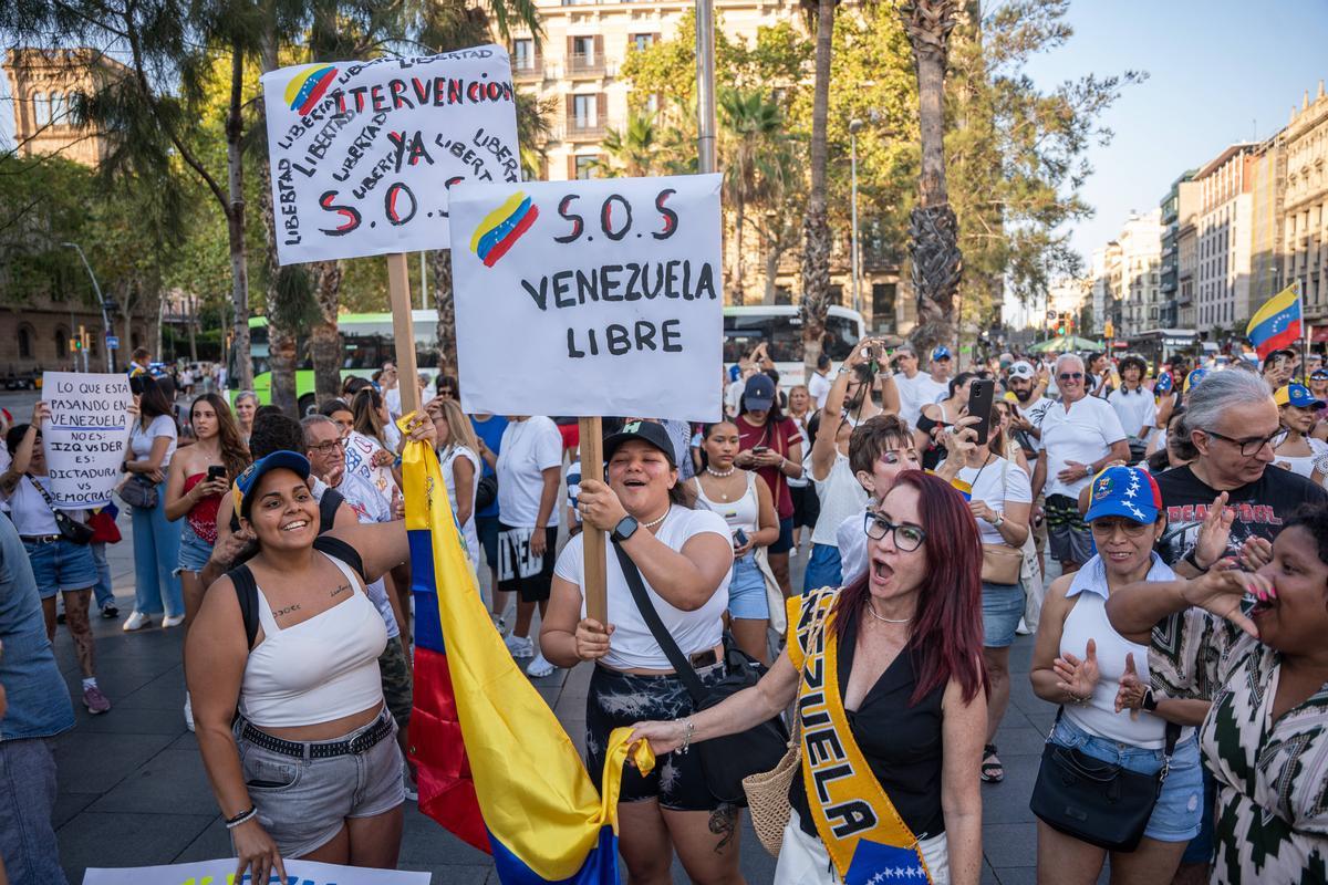 Barcelona. 03/08/2024. Internacional. Manifestación de venezolanos en Plaza Universitat por las elecciones del fin de semana pasado. AUTOR: Marc Asensio      Barcelona, Catalunya, España, Venezuela, venezolanos, manifestación, protesta, elecciones