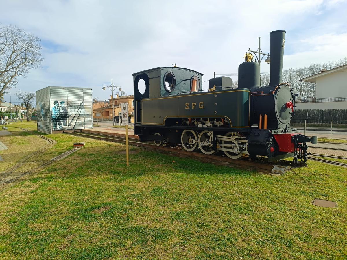 Fotografia detallada de la locomotora ‘’número 5’’ del carrilet de Sant Feliu de Guíxols.