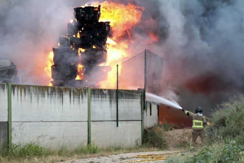 Incendio en un desguace en la Carretera del Aeropuerto