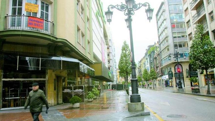 Piso en alquiler en la esquina de la calle Uría con González del Valle.