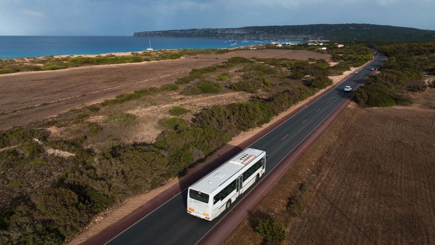 Un autobús del transporte público circulando por la carretera que une la Savina con la Mola en Formentera. | CIF