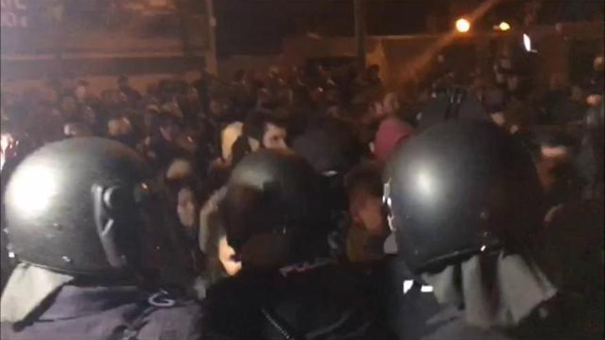 La Policía Nacional carga contra los manifestantes de las vías del 8 de Marzo