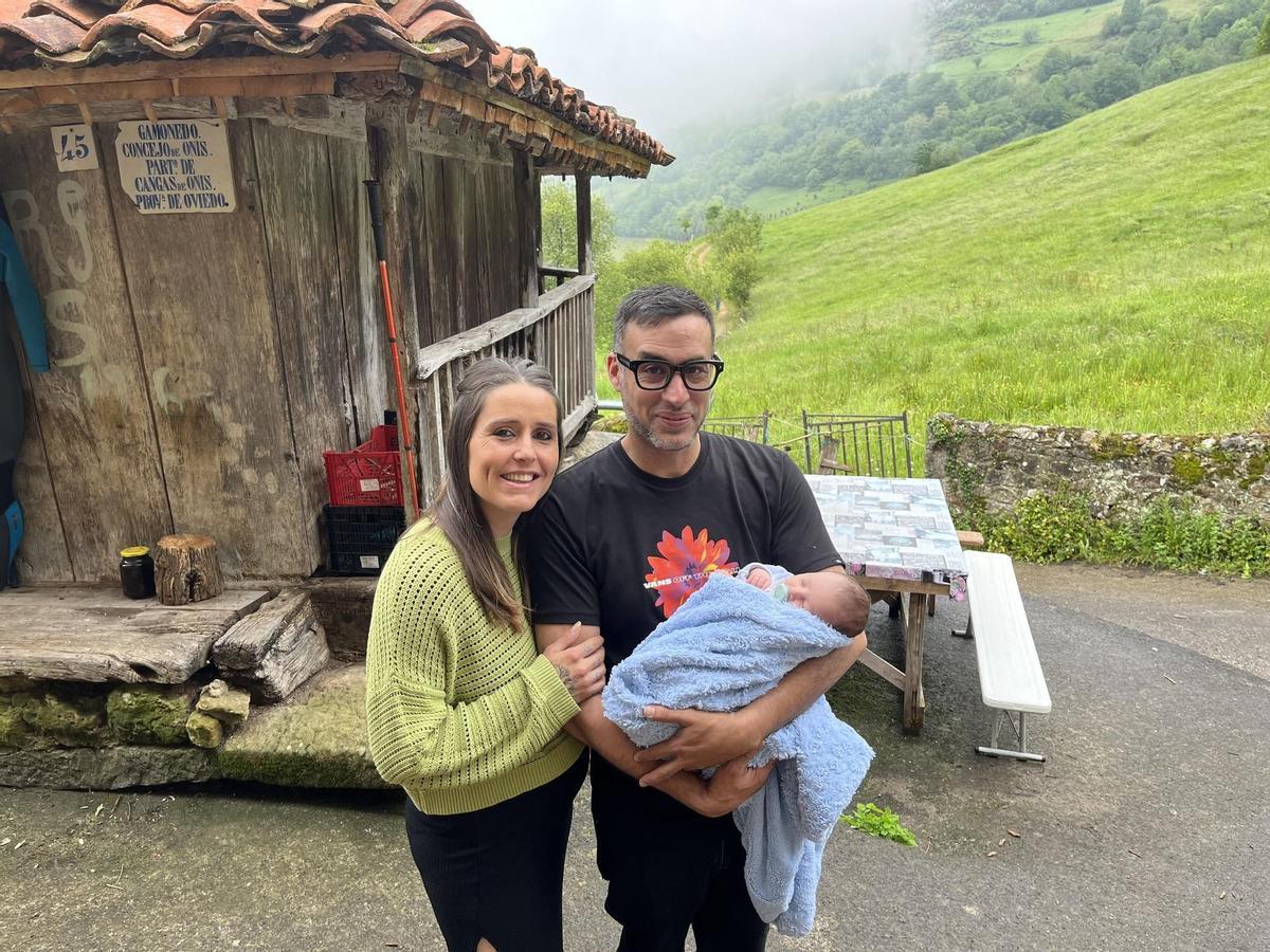 Una pareja gallega da el primer niño en 40 años a un pueblo asturiano.