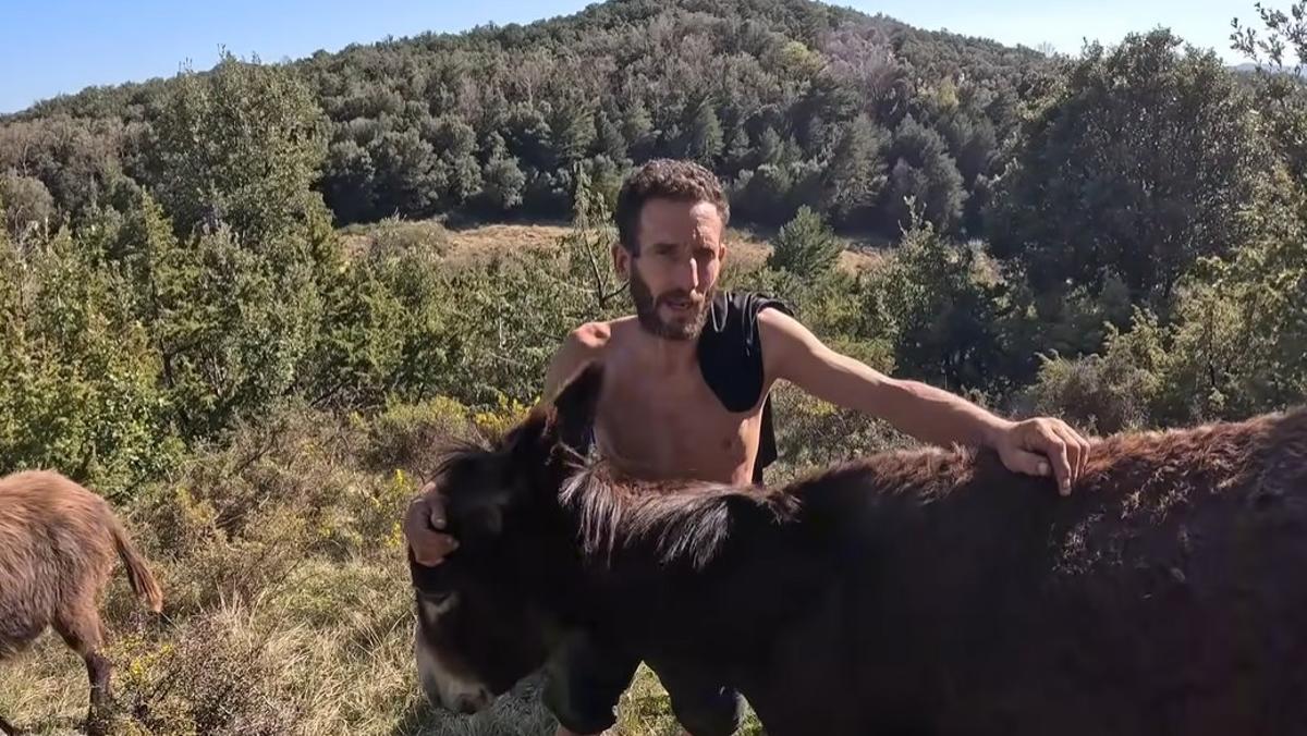 Bernat, en su cabaña autosuficiente, acompañado de sus animales.