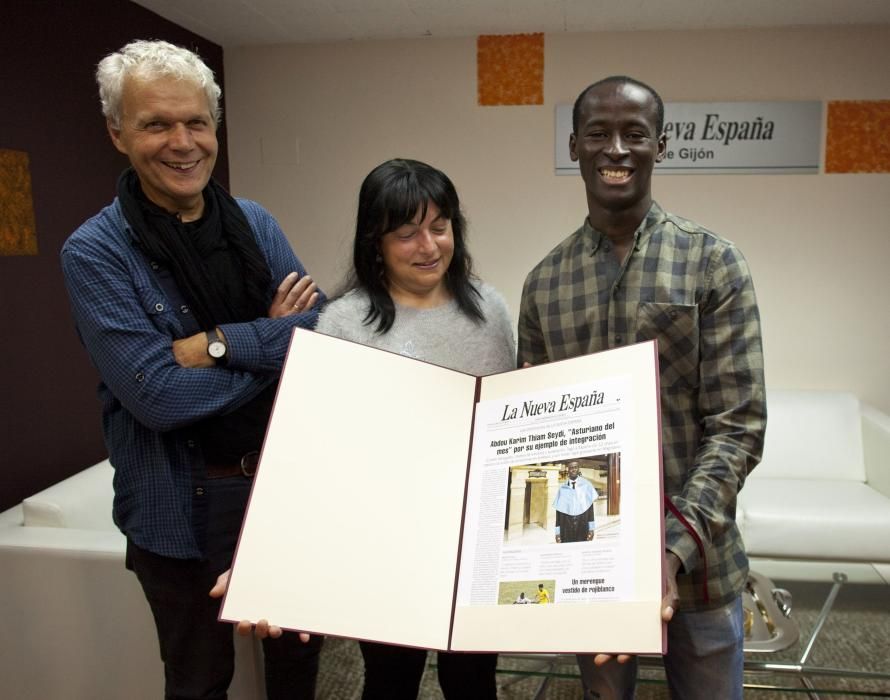 Entrega del "Asturiano del mes" a Abdou Karim